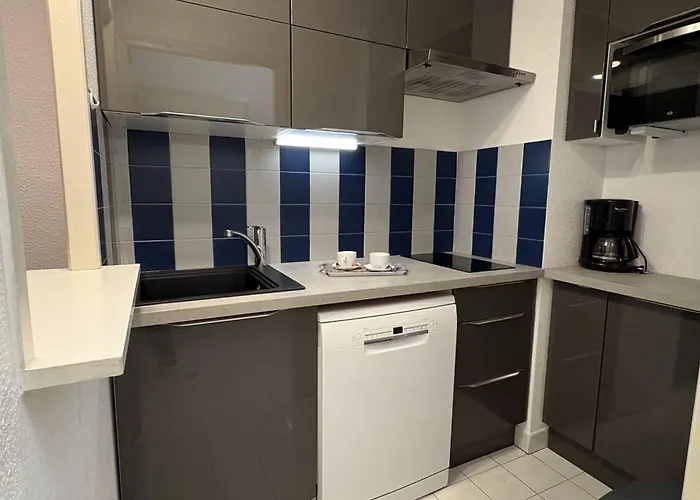 A 200m De Port Frejus, Plage, Commerces, Terrasse, 4 Couchages, Menage Inclus - Fr-1-226a-31 Apartment *